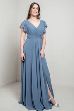 Abendkleid in Dusty Blue mit Flügelärmeln | Glam & Grace