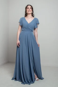Abendkleid in Dusty Blue mit Flügelärmeln | Glam & Grace