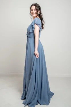 Abendkleid in Dusty Blue mit Flügelärmeln | Glam & Grace