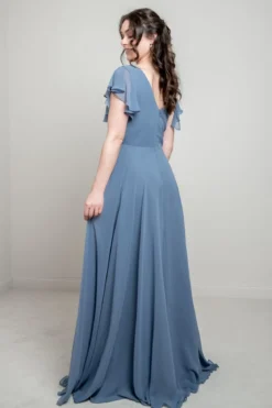 Abendkleid in Dusty Blue mit Flügelärmeln | Glam & Grace