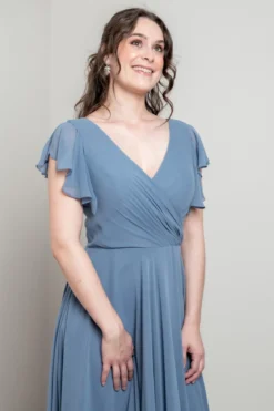 Abendkleid in Dusty Blue mit Flügelärmeln | Glam & Grace