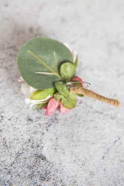 Ansteckblume mit bunten Stoffblüten