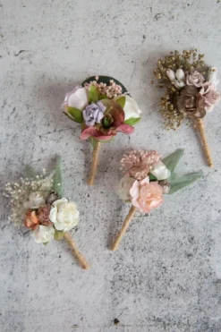 Ansteckblume mit bunten Stoffblüten