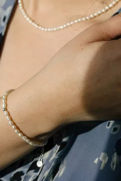 Armband mit kleinen Süßwasserperlen und Detail-Perle