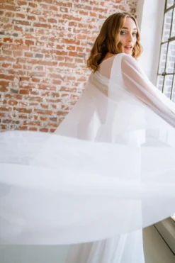 Braut Cape aus Softtüll mit Schleppe – Niamh noni