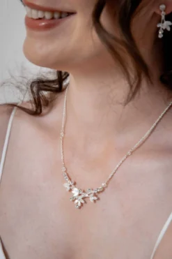 Braut Halskette mit Blätter- und Strass-Details