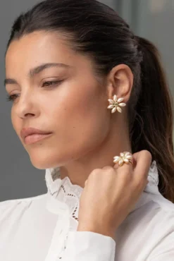 Braut Ohrstecker in Blütenform – Victoire Studio Paris