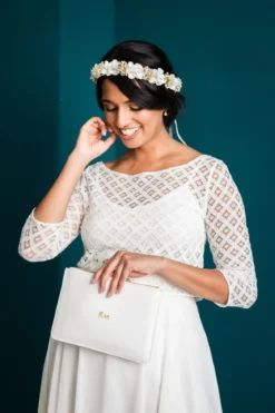 Braut-Pouch, Clutch mit Schriftzug "Mrs" in Chalky White – Katie Loxton