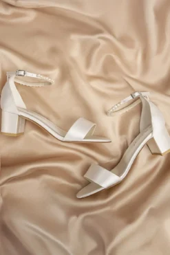 Brautsandalen mit Perlen – Beatrice Ivory Satin | G.Westerleigh