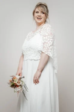 Braut Top aus Botanikspitze mit weiten Flügelärmeln – Lucy noni Curvy