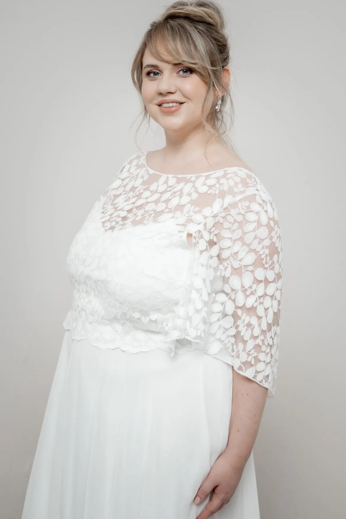 Braut Top aus Botanikspitze mit weiten Flügelärmeln – Lucy noni Curvy
