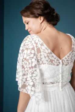 Braut Top aus Botanikspitze mit weiten Flügelärmeln – Lucy noni Curvy