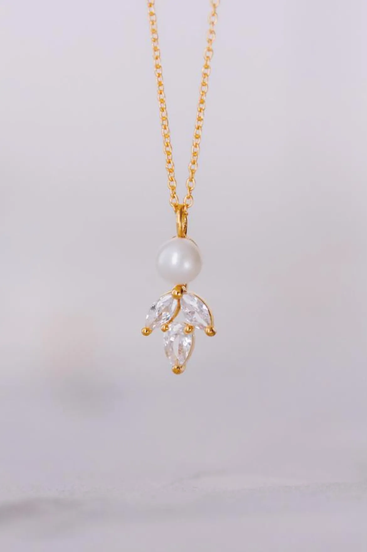 Elegante Braut Halskette mit Kristallen und Perle - Simply Delightful