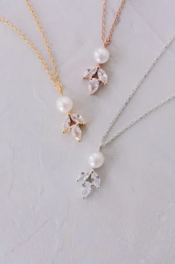 Elegante Braut Halskette mit Kristallen und Perle - Simply Delightful