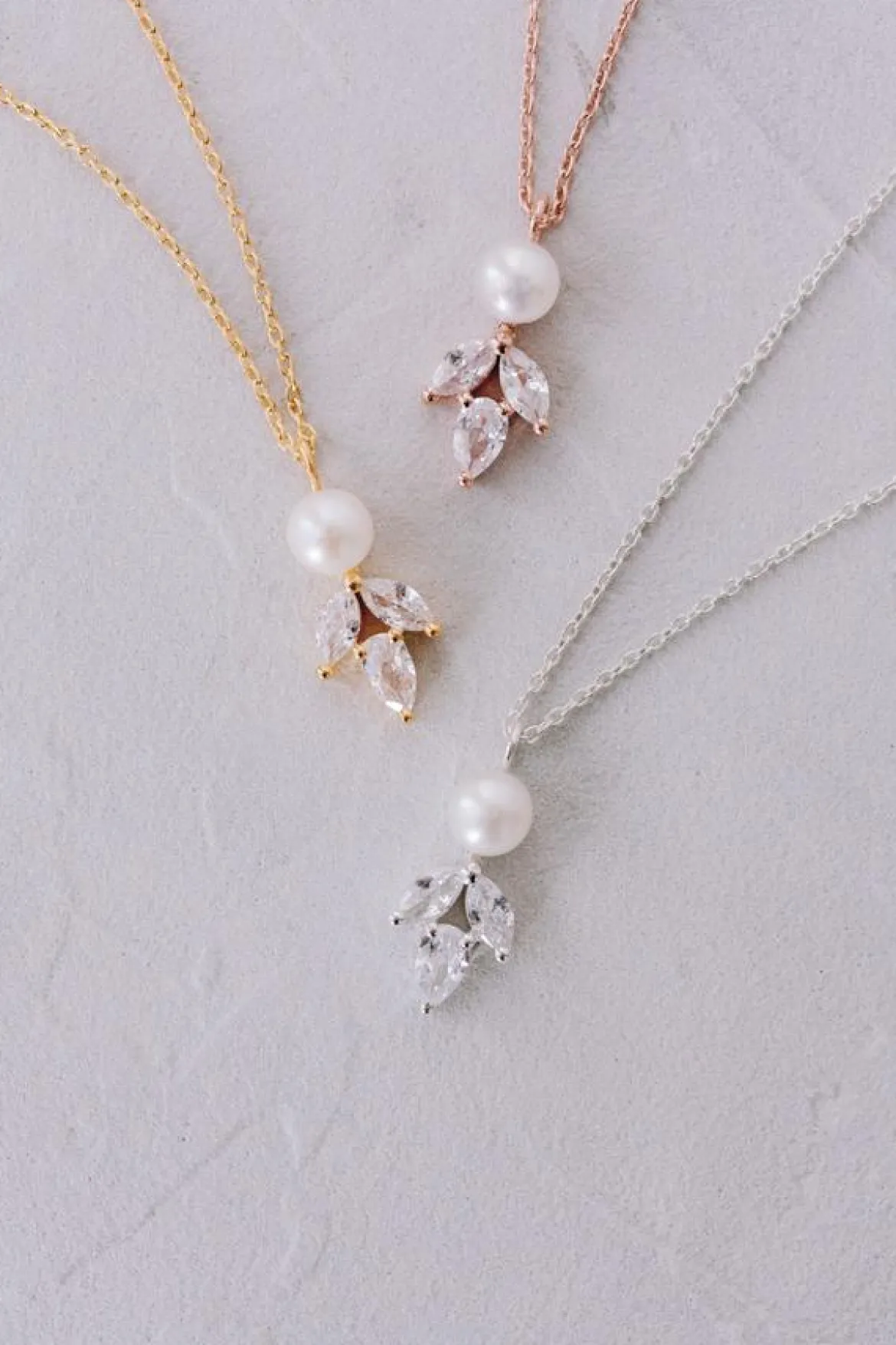 Elegante Braut Halskette mit Kristallen und Perle - Simply Delightful