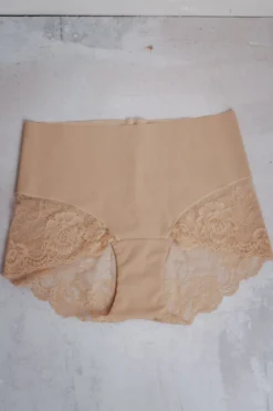 Figurformende Mid-Waist Spitzenshorts in Nude