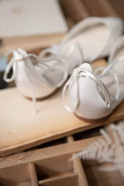 Flache Brautschuhe mit Spitze – Alicia Ivory Bella Belle Shoes