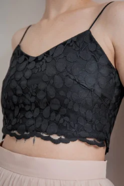 Gemustertes Spitzentop – Norine Cropped Black noni