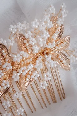 Glamouröser Haarkamm mit weißen Perlen und goldenen Blättern