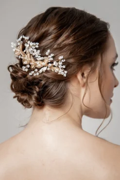 Glamouröser Haarkamm mit weißen Perlen und goldenen Blättern