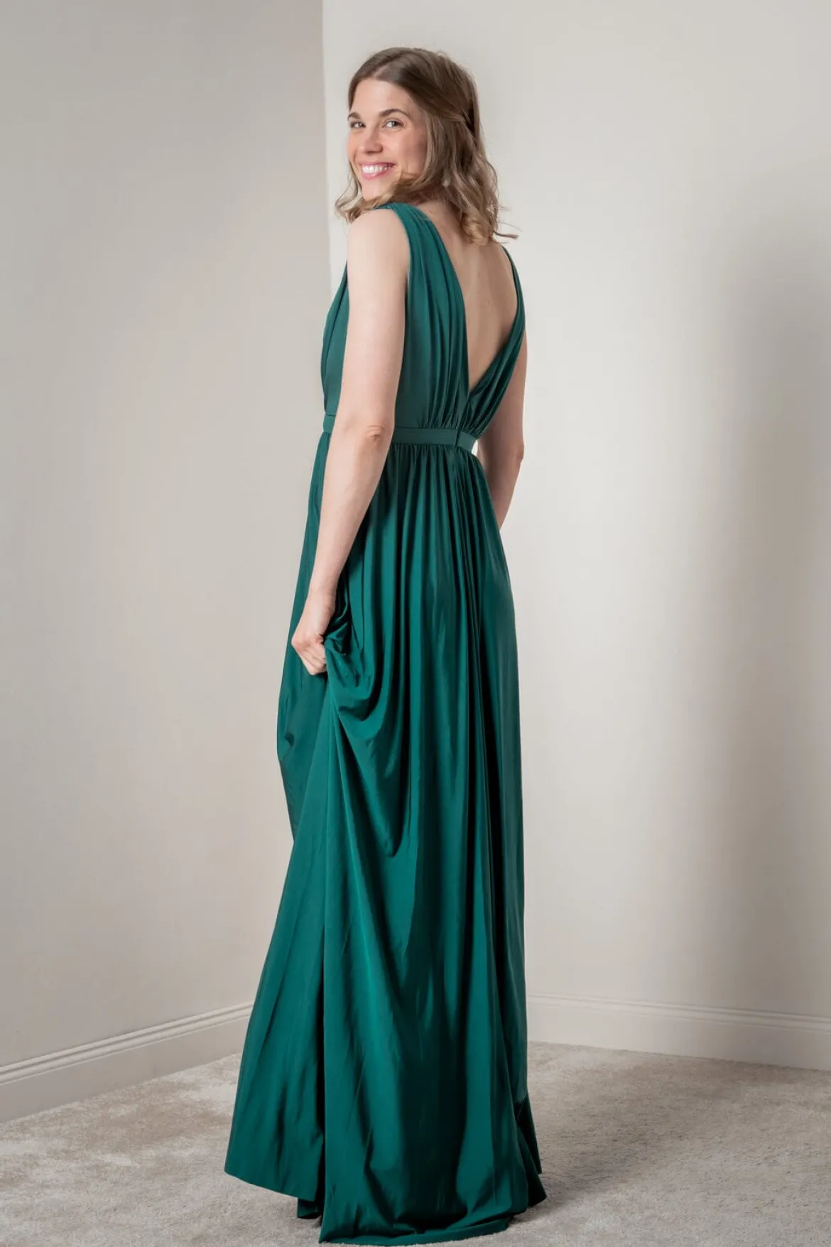 Grünes Brautjungfernkleid mit V-Ausschnitt | Eliza & Ethan