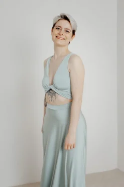 Grünes Brautjungfernkleid – Reverse Gown Sage Twobirds