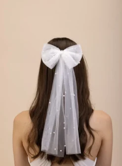 Große Tüllschleife mit Kunstperlen | The Perfect Bridal Company