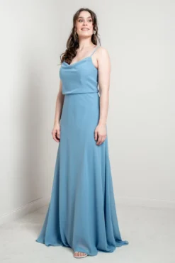 Hellblaues Abendkleid mit Rückendetail | Glam & Grace