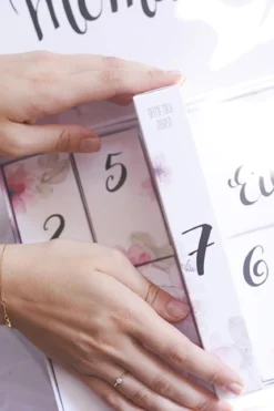 Hochzeits-Countdown-Kalender™ mit Gold-Armband und Schlafmaske