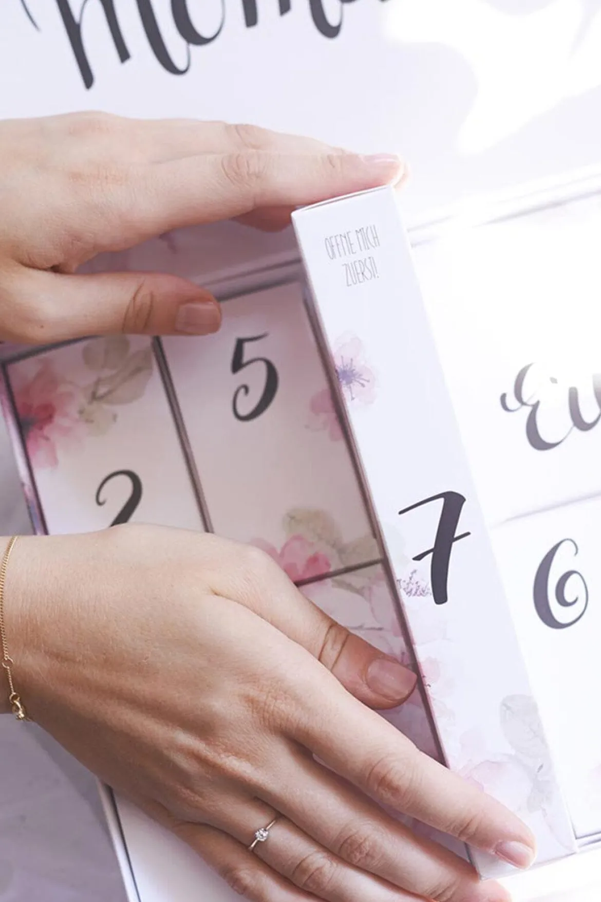 Hochzeits-Countdown-Kalender™ mit Gold-Armband und Schlafmaske