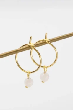 Kleine Creolen mit Anhängern aus Halbedelstein oder Perlen – Gemstone Hoops