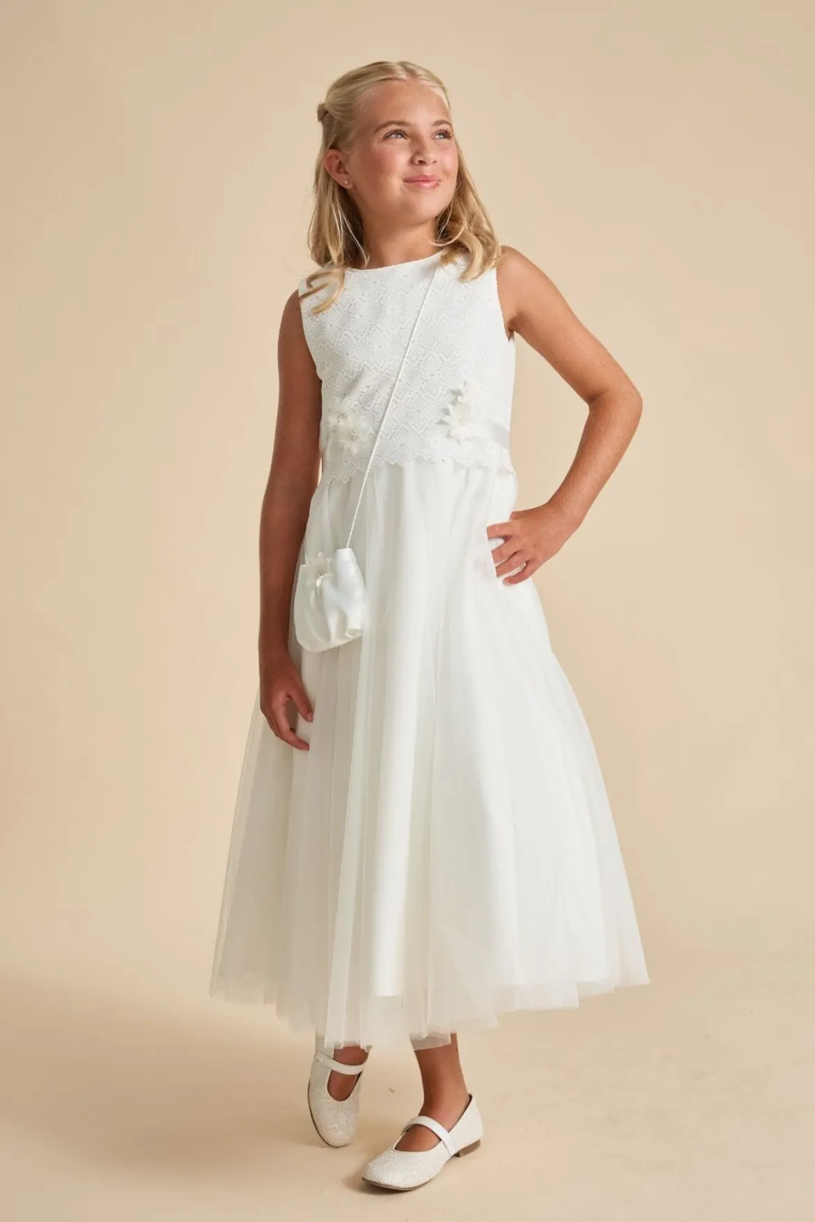 Kommunionkleid mit Glitzer und Blütenverzierung