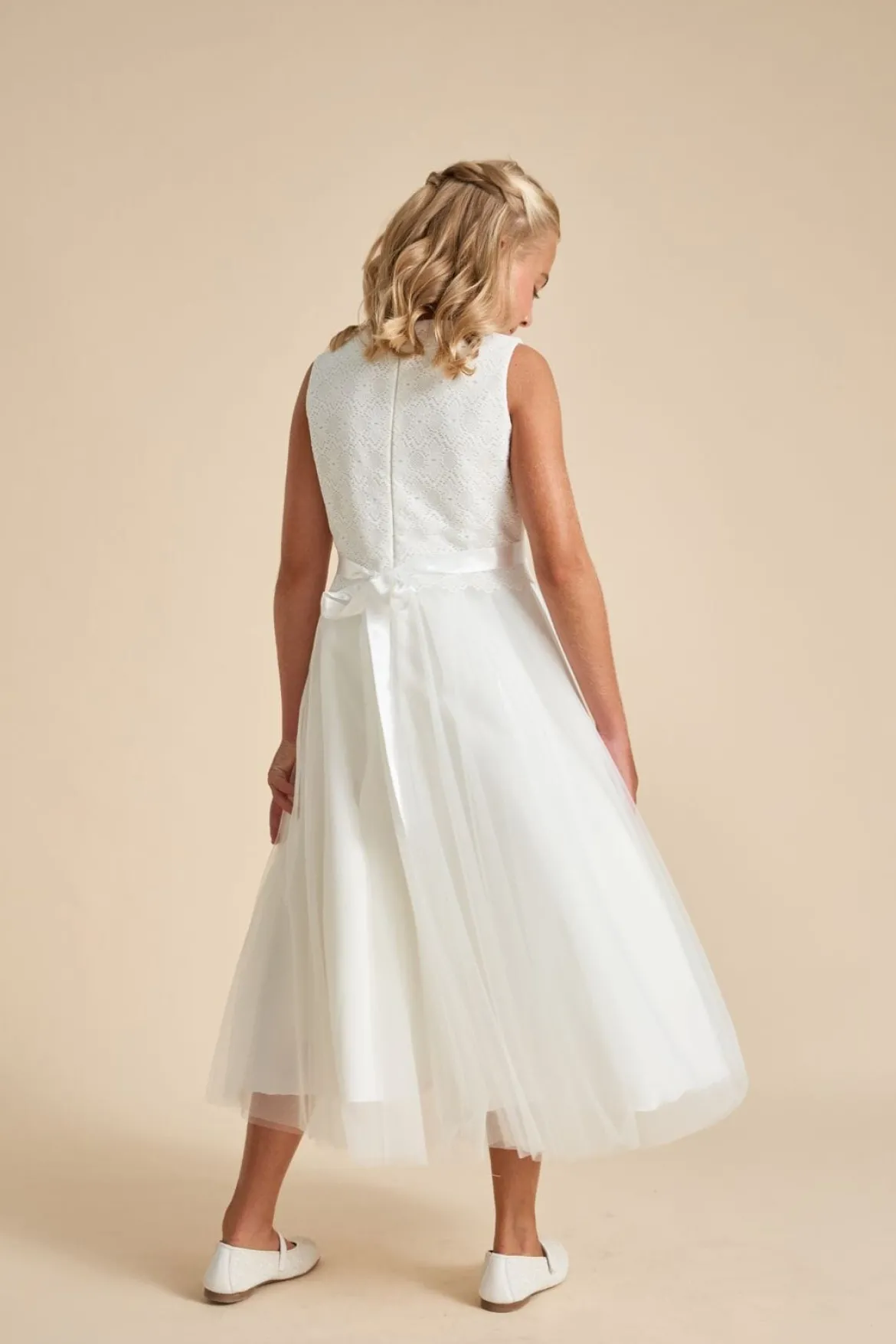 Kommunionkleid mit Glitzer und Blütenverzierung