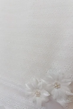 Kommunionkleid mit Glitzer und Blütenverzierung