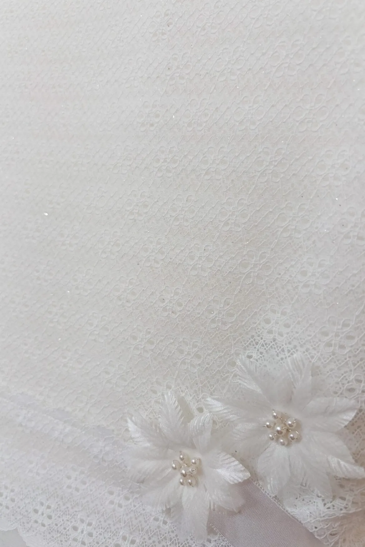 Kommunionkleid mit Glitzer und Blütenverzierung