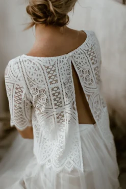 Kurzarm-Jäckchen aus Boho-Spitze in Ivory – Calista noni
