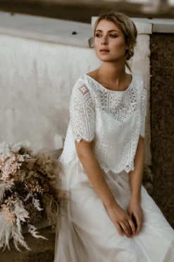 Kurzarm-Jäckchen aus Boho-Spitze in Ivory – Calista noni