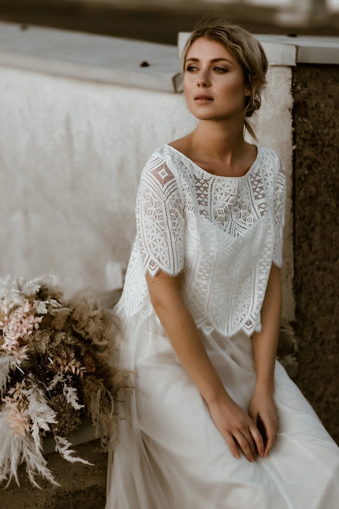 Kurzarm-Jäckchen aus Boho-Spitze in Ivory – Calista noni