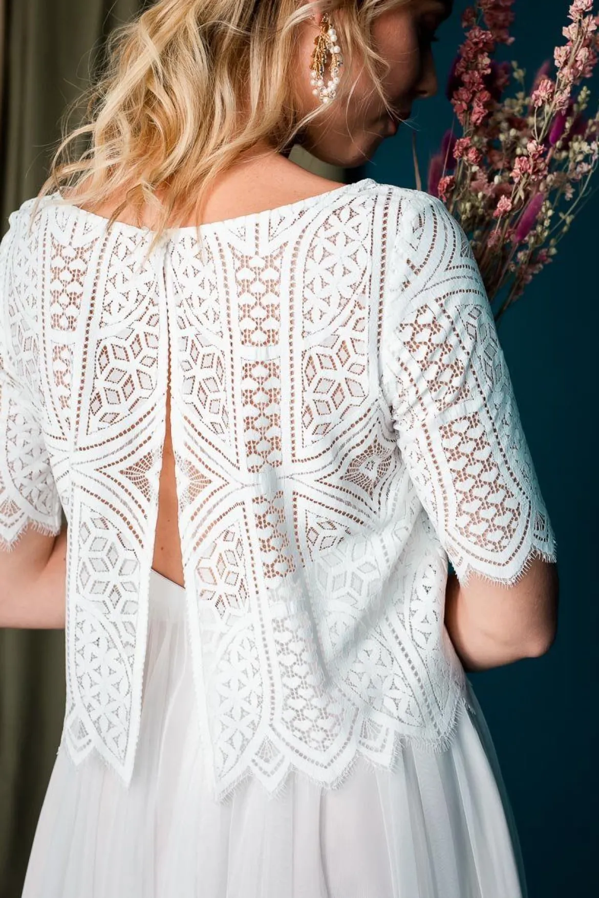 Kurzarm-Jäckchen aus Boho-Spitze in Ivory – Calista noni