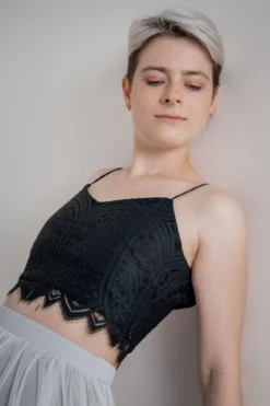 Kurzes Boho Top mit Bogenkante – Calista Cropped Black noni