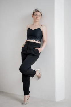 Kurzes Boho Top mit Bogenkante – Calista Cropped Black noni