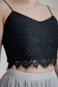 Kurzes Boho Top mit Bogenkante – Calista Cropped Black noni