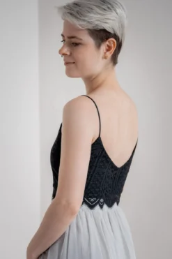 Kurzes Boho Top mit Bogenkante – Calista Cropped Black noni