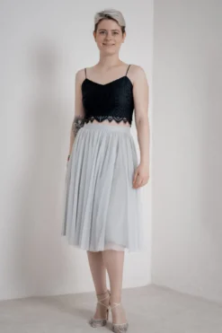 Kurzes Boho Top mit Bogenkante – Calista Cropped Black noni