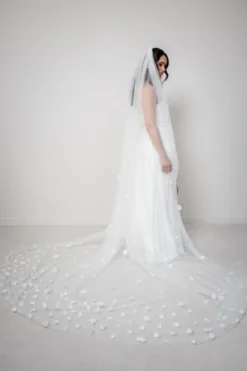 Langer Schleier mit Blüten | The Perfect Bridal Company