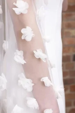 Langer Schleier mit Blüten | The Perfect Bridal Company