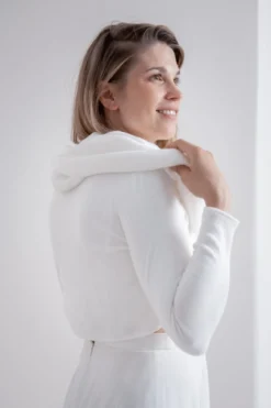 Mini-Pullover mit Perl-Knöpfen