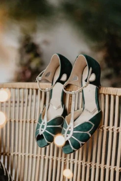 Offener Brautschuh in Tannengrün und Gold - Mimosa