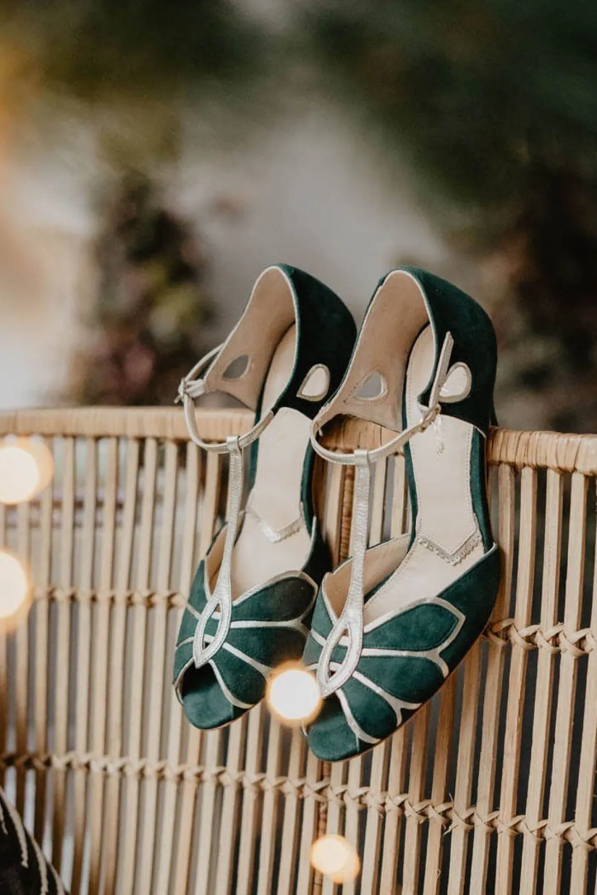 Offener Brautschuh in Tannengrün und Gold - Mimosa