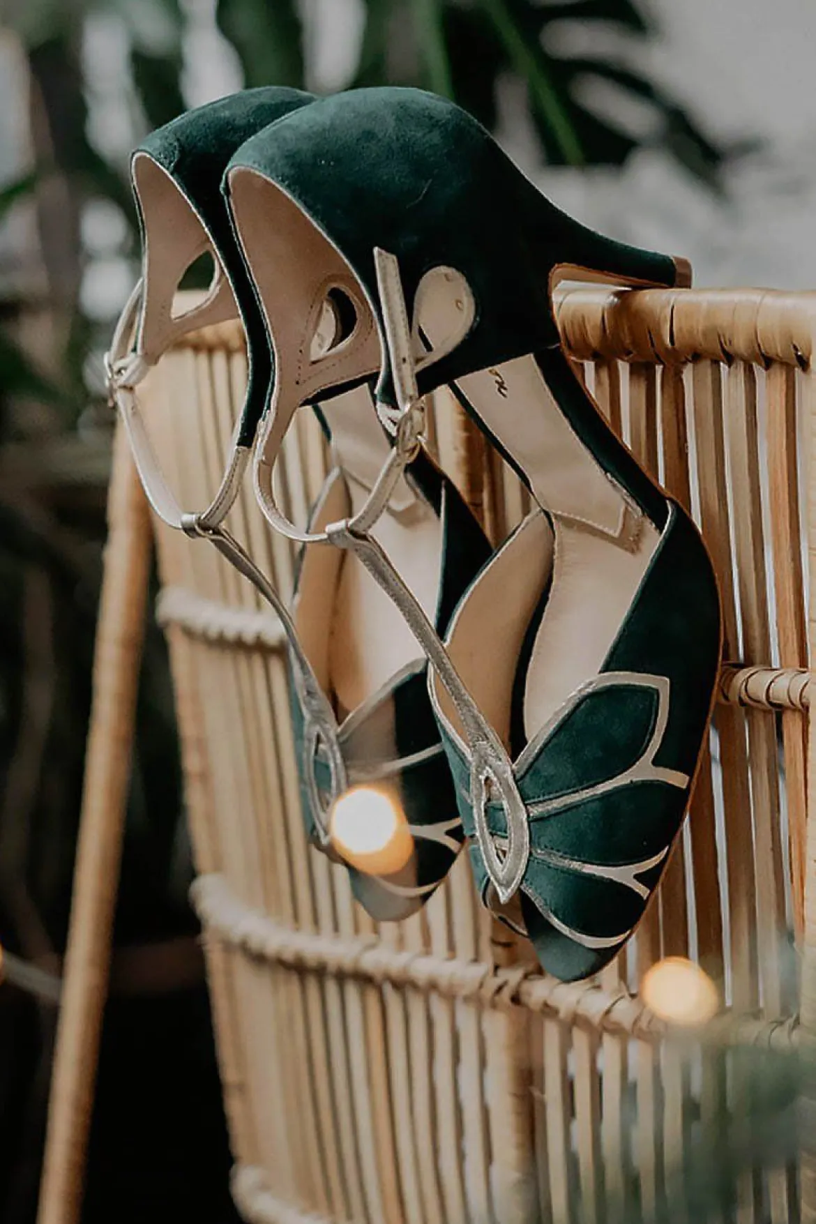Offener Brautschuh in Tannengrün und Gold - Mimosa